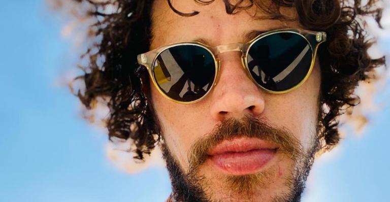 José Loreto incentiva fãs ao exibir sua aula de yoga nas redes: ”Alongue-se!”
