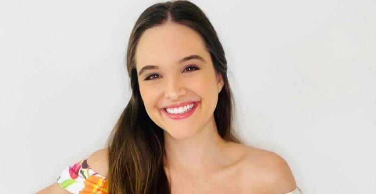 Juliana Paiva arranca elogios dos fãs ao posar toda produzida com look jeans: ”Maravilhosa!”