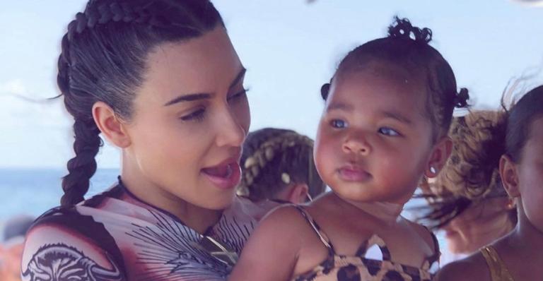 Kim Kardashian comemora o aniversário de 3 anos da sobrinha, True: ”Luz em nossa família”