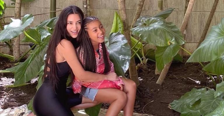 Kim Kardashian se derrete ao mostrar maquiagem artística de sua filha, North: ”Meu bebê criativo!”
