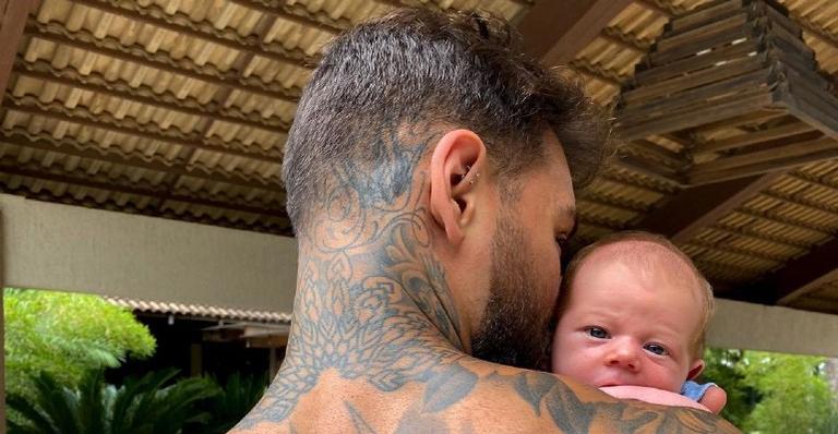 Lucas Lucco posa com seu bebê e se derrete: ”Aproveitando cada segundo”