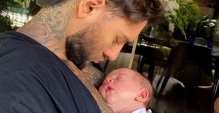 Lucas Lucco posa com o filho e diverte os fãs ao pensar nas possíveis travessuras do herdeiro