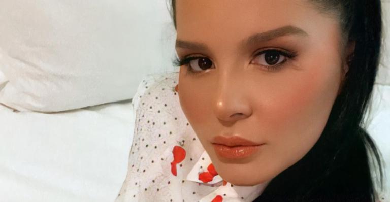 Maraisa esbanja beleza ao posar com look estiloso em frente ao espelho e web elogia: ”Muito gata!”