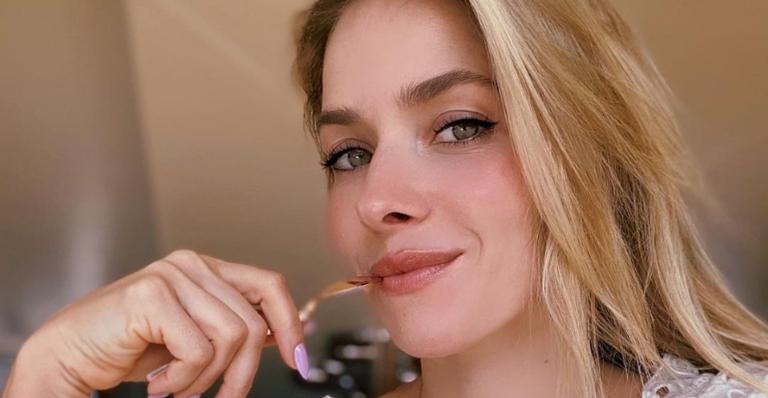 Monique Alfradique brinca ao exibir a expectativa e a realidade de seu dia: ”Representa a segunda”