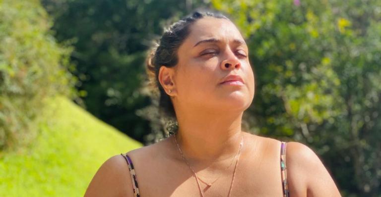 Preta Gil emana fé e energias positivas ao posar rezando: ”Pra Deus nada é impossível”