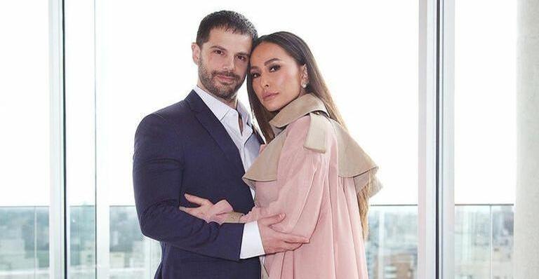 De biquíni finíssimo, Sabrina Sato exibe bumbum perfeito ao beijar Duda Nagle