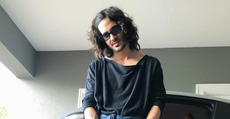 Stylist de Fiuk comenta sobre looks sem gênero do cantor: ”Personalidade dele como um ser livre”