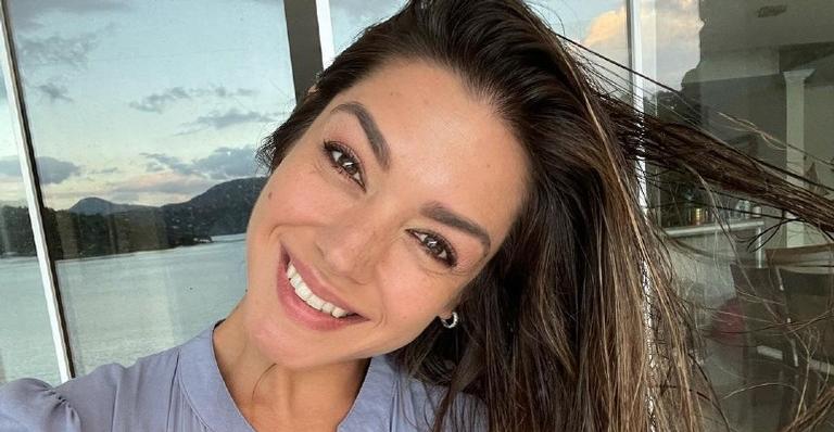 Prestes a fazer 37 anos, Thais Fersoza posa de biquíni rosa
