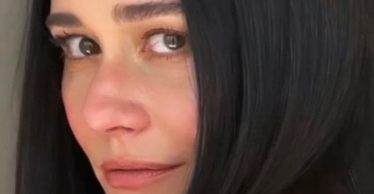 Alessandra Negrini comemora o ‘Dia do Beijo’ com clique carinhoso e web brinca: ”Me namora”
