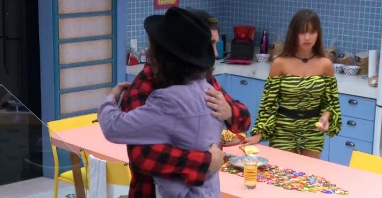 BBB21: Após jogo da discórdia, Arthur e Fiuk se abraçam e o cantor diz: ”Obrigado por falar isso”
