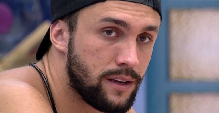 BBB21: Arthur opina sobre paredão com Thaís e Fiuk: ”A aproximação dos dois me tira daqui”