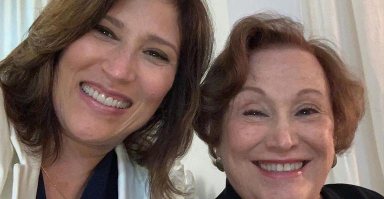 Beth Goulart celebra Dia do Beijo relembrando vídeo com a mãe: ”Muita saudade, muito amor”