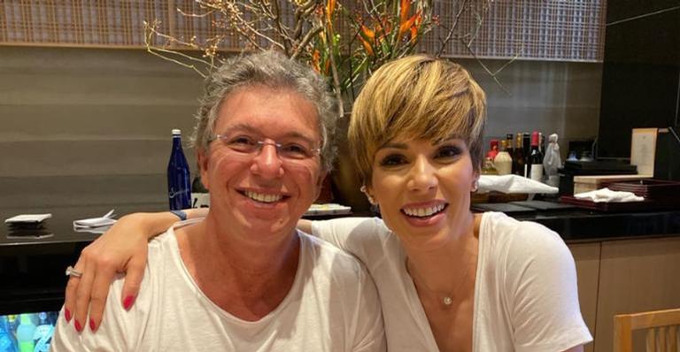 Boninho se derrete por para Ana Furtado em clique divertido: ”Olha eu fazendo pose”
