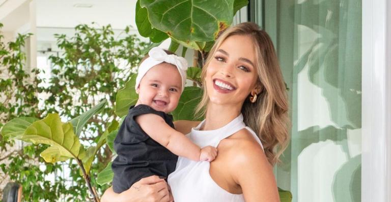 Carol Dias encanta ao registrar a introdução alimentar da filha, Esther: ”E a luta continua”