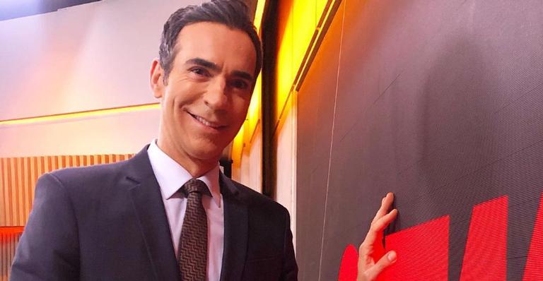 Cesar Tralli surge de máscara nos bastidores do ‘Edição das 18h’: ”Vamos pro ar”