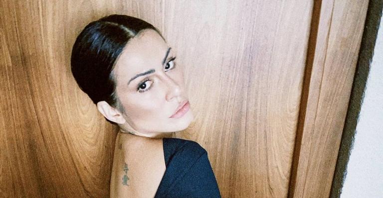 De blazer aberto, Cleo arranca suspiros da web ao fazer topless em clique: ”Maravilhosa”