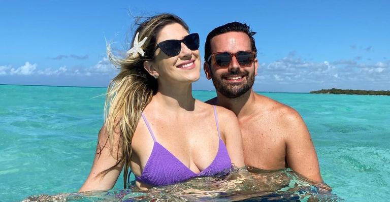 Dani Calabresa surge dando beijão melado com chantily no noivo: ”Dia do beijo com amor”