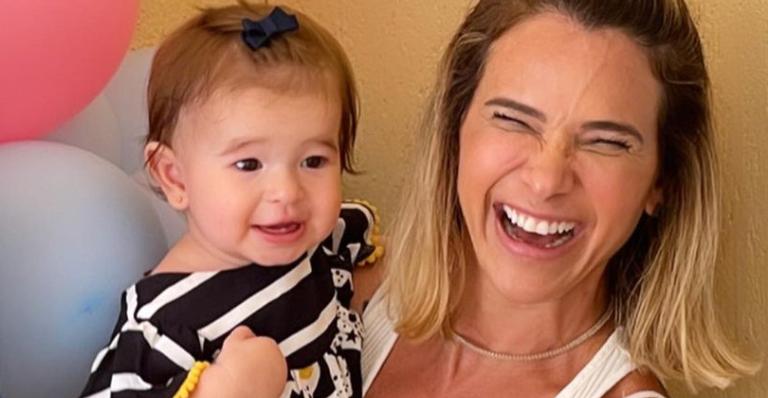 Dany Bananinha derrete fãs ao imitar pose da filha, Lara: ”Que lindas!”