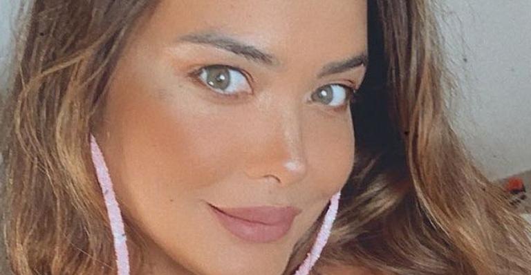 De costas, Geisy Arruda puxa biquíni fio dental até o limite e exibe corpaço: ”Que bumbum é esse?”
