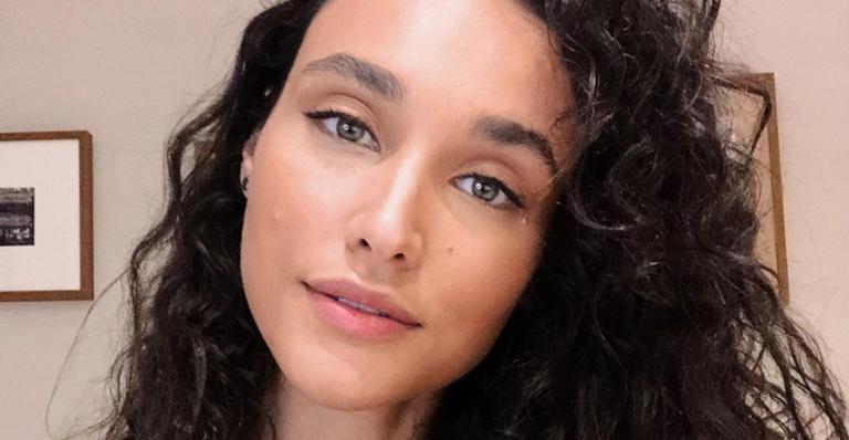 Débora Nascimento surge passando parafina em prancha que ganhou do namorado, Marlon Teixeira