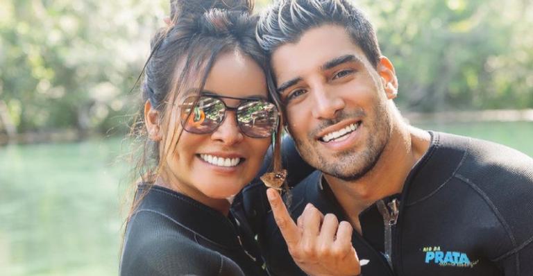 Em clima de romance, Carol Nakamura fala sobre marido: ”Melhor beijo da minha vida”