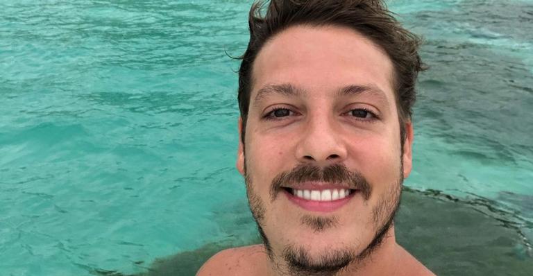 Fábio Porchat posa ao lado dos convidados de seu programa e comemora: ”Hoje tem!”