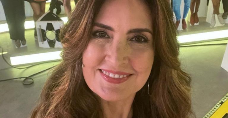 De vestido verde, Fátima Bernardes ousa na elegância e impressiona: ”Maravilhosa”