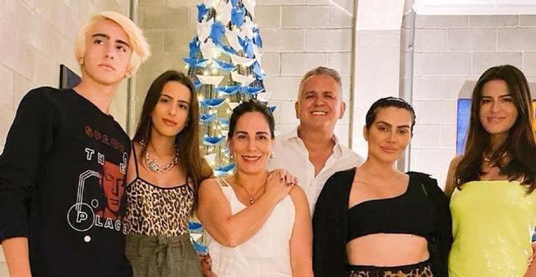 Gloria Pires comemora o Dia do Beijo com vários registros em família