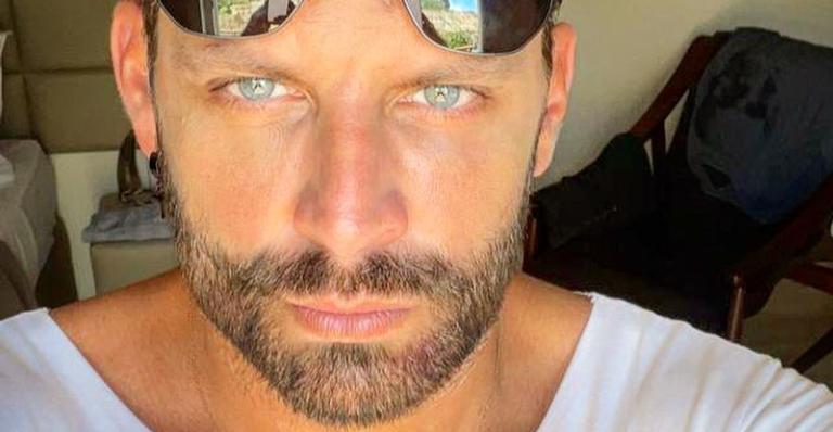 Henri Castelli posa com câmera e web brinca: ”Como faço pra ter um fotógrafo desse?”