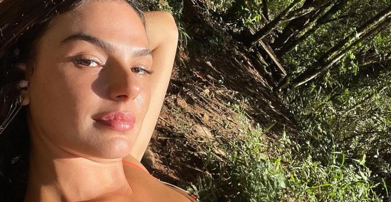 Cheia de estilo, Isis Valverde ousa ao posar no espelho com sutiã preto: ”Maravilhosa”
