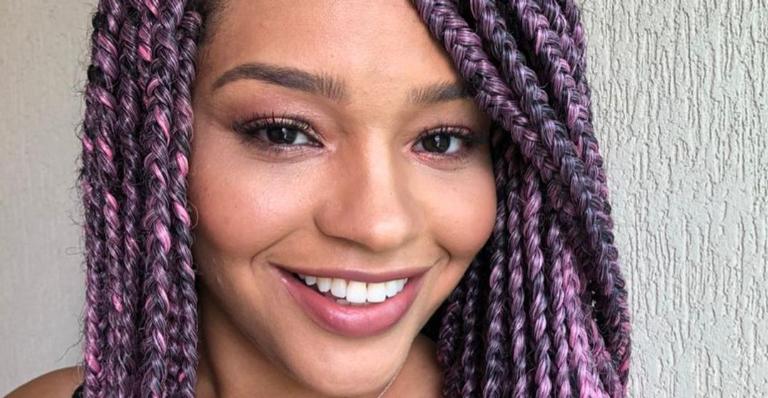 Juliana Alves derrete corações ao posar para lindo registro, exibindo suas tranças coloridas