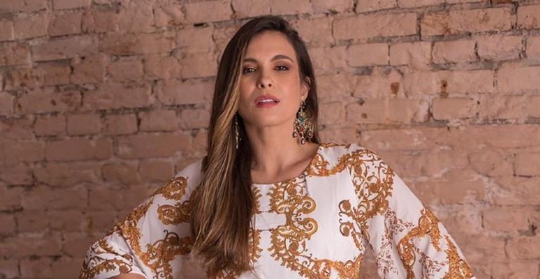 Kamilla Salgado surge tomando sol em cobertura e impressiona a web
