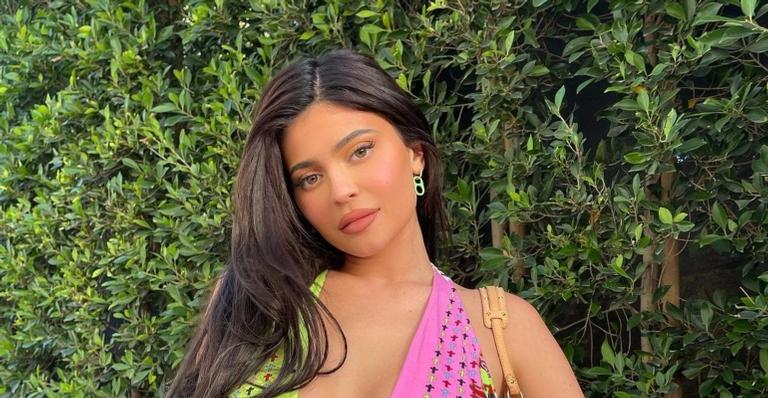 De blazer aberto, Kylie Jenner ousa ao posar em jatinho particular: ”Negócios”