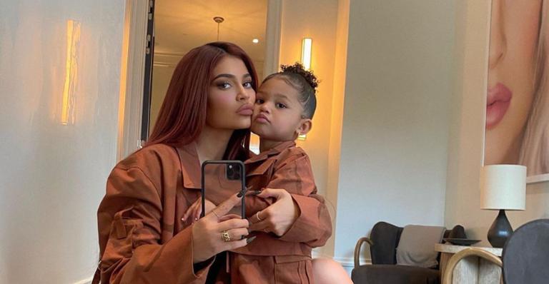 Kylie Jenner derrete corações ao posar com a filha, Stormi