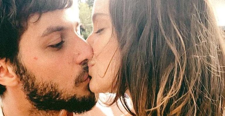 No Dia do Beijo, Laura Neiva e Chay Suede coladinhos em clique sensual