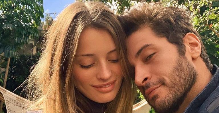 Leandro Lima posa dando um beijão de máscara na namorada e brinca: ”Contemporâneo”