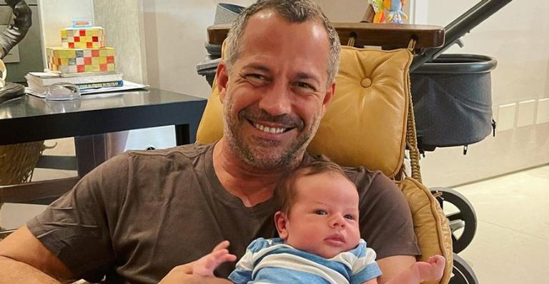 Malvino Salvador encanta web ao surgir sorridente ao lado do filho, Rayan: ”Explosão de fofura!”