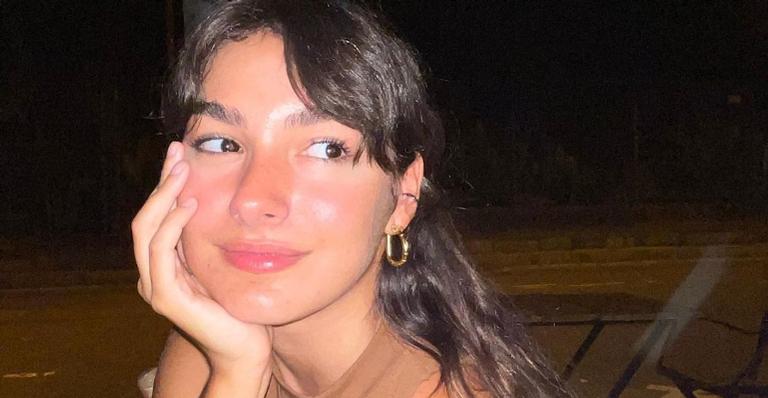 Marina Moschen posa para belíssimo registro diante de um espelho