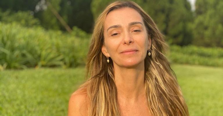 Mônica Martelli posa sorridente na web e incentiva fãs: ”A energia desse gesto é revolucionária!”