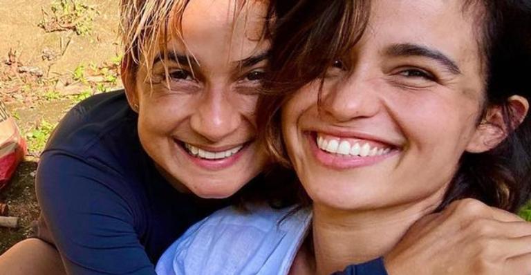 Nanda Costa surge em clima de romance com Lan Lanh: ”Confinar com quem você ama beijar”