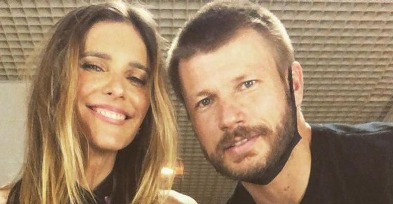 Celebrando o Dia do Beijo, Rodrigo Hilbert resgata cliques com Fernanda Lima: ”Não poderia faltar”