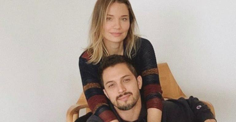 Romulo Estrela dá beijão na esposa e faz declaração romântica: ”Celebrar o nosso amor”