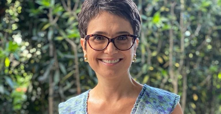 Sandra Annenberg mostra novo modelo de blusa que criou: ”Uma mistura de regata com colete”