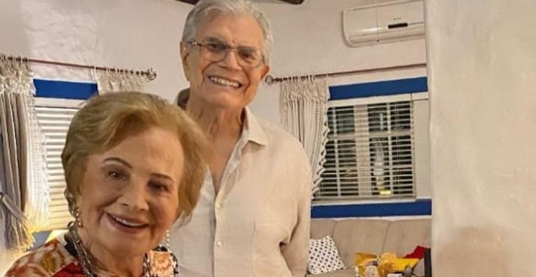 Tarcísio Meira se derrete ao flagrar Glória Menezes mexendo no celular: ”Olha como está moderna!”