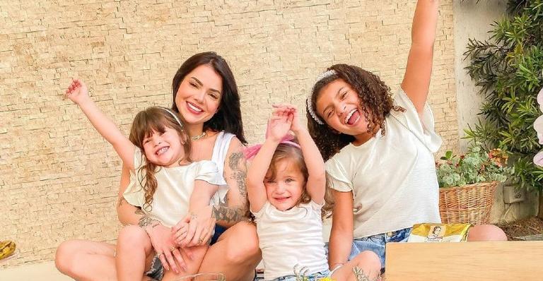 Thaís Vasconcellos posa ao lado das três filhas e se derrete: ”Mamãe não aguenta”