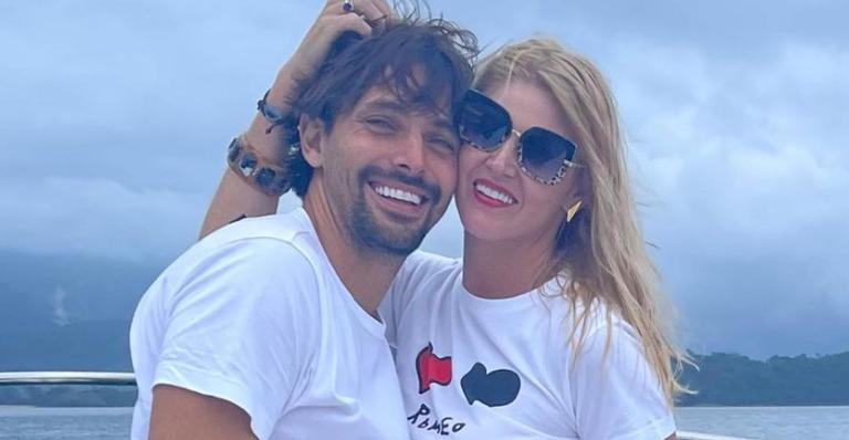 Val Marchiori celebra 2 anos de namoro com Thiago Castilho: ”Você me completa”