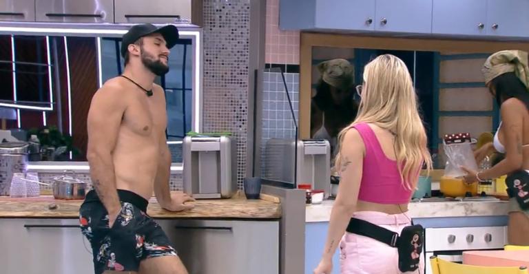 BBB21: Arthur conversa com Viih Tube e analisa formas de não ir ao paredão: ”É alguém achar que eu estou forte lá fora!”