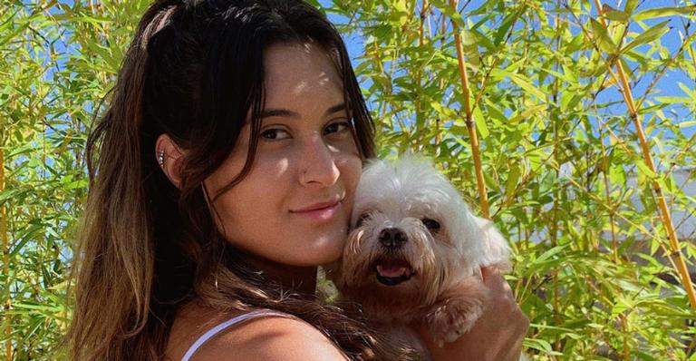 Filha de Fátima Bernardes, Bia Bonemer encanta ao posar com cachorrinho de estimação