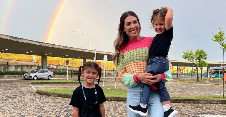 No Dia do Beijo, Bella Falconi recebe chamego das herdeiras