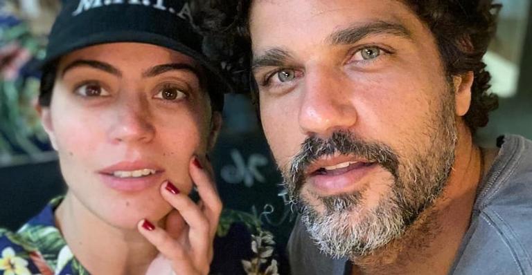 Bruno Cabrerizo dá beijo de máscara em Carol Castro e fãs se derretem: ”Seus fofinhos”